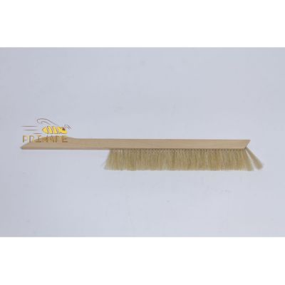 Spazzola con setola in crine e manico in legno